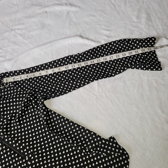 Candie's Black Beige Heart Zip V-neck Top Medium Mint Condition - Picture 8 of 8